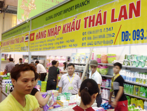 doanh nghiệp giảm giá hàng hóa tại hội chợ bán lẻ hàng Thái Lan để kích thích khách mua hàng.