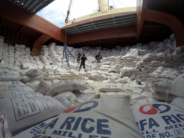Công nhân bốc dỡ gạo nhập khẩu tại cảng ở thủ đô Manila, Philippines. (Nguồn: THX/TTXVN)