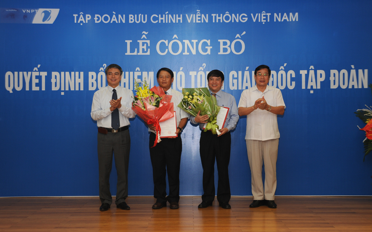 Bộ trưởng Bộ TT&TT Nguyễn Bắc Son và Chủ tịch HĐTV VNPT Trần Mạnh Hùng trao quyết định bổ nhiệm và chúc mừng 2 Phó Tổng Giám đốc mới của VNPT