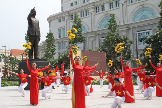 Tượng đài Chủ tịch Hồ Chí Minh tại Thành phố Hồ Chí Minh. Ảnh: Hoàng Triều (Báo Người Lao động)