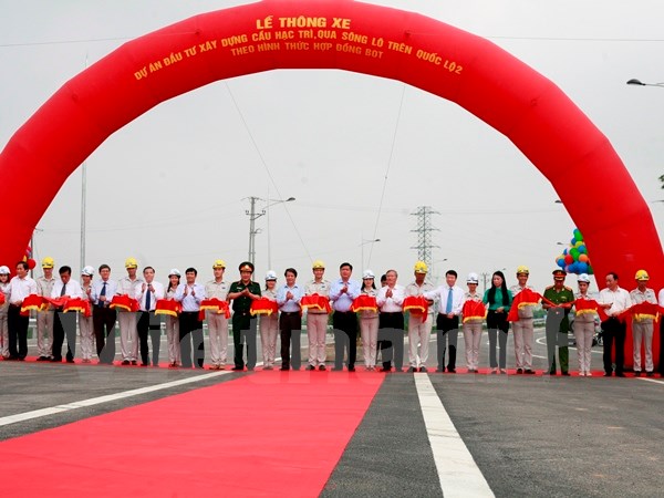 Các đại biểu cắt băng thông xe dự án cầu Việt Trì mới. (Ảnh: Việt Hùng/Vietnam+)