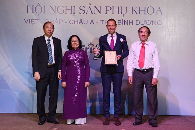 Đại diện FrieslandCampina Việt Nam nhận kỷ niệm chương từ Ban tổ chức
