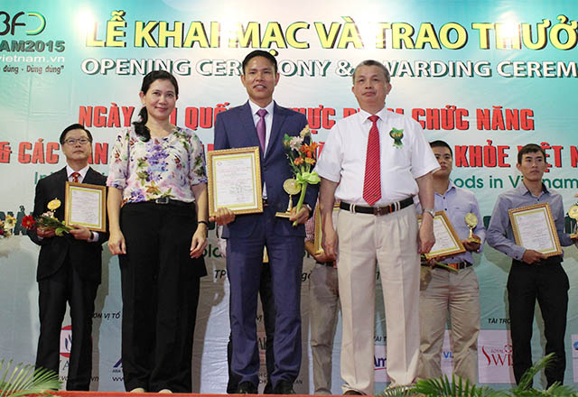 Đại diện Công ty Amway Việt Nam nhận giải thưởng từ Ban tổ chức.