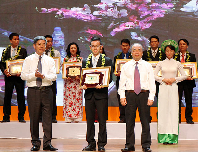 Bộ trưởng Bộ Tài nguyên và Môi trường trao tặng Giải thưởng cho FrieslandCampina Việt Nam.