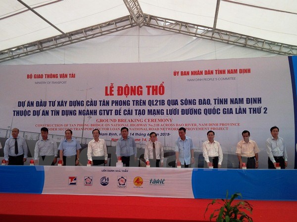 Các đại biểu ấn nút khởi công xây cầu Tân Phong trên Quốc lộ 21B bắc qua sông Đào. Ảnh: Việt Hùng/Vietnam+