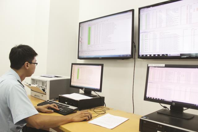  Hoạt động tại Trung tâm quản lý vận hành hệ thống CNTT Hải quan - nơi kiểm soát, theo dõi toàn bộ các dữ liệu khai báo XNK (qua phương thức điện tử) của các DN.