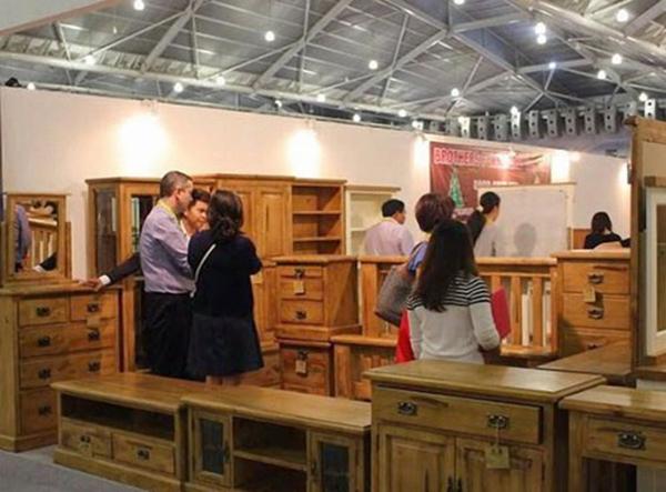  Khách hàng lựa chọn mua các sản phẩm đồ gỗ nội thất . 
