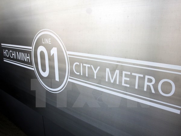  Logo đầu máy toa xe tuyến metro số 1. Ảnh: Hoàng Hải/TTXVN