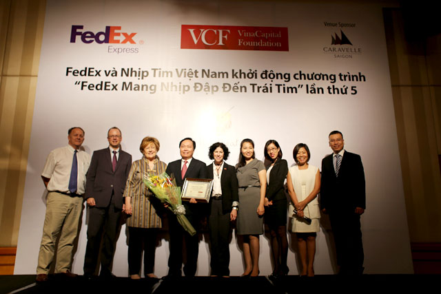 FedEx trao giấy chứng nhận cho Quỹ Tài trợ VinaCapital.