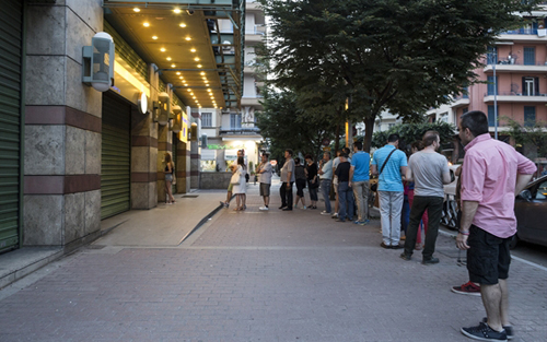 Người dân xếp hàng dài rút tiền trước cây ATM bên ngoài chi nhánh ngân hàng Piraeus Bank SA ở Thessaloniki, Hy Lạp. Ảnh: Internet