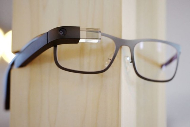 Google Glass thế hệ đầu tiên.