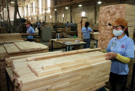  Việc tìm kiếm và thâm nhập các thị trường xuất khẩu gỗ mới còn khá khó khăn. Ảnh: Trần Việt.