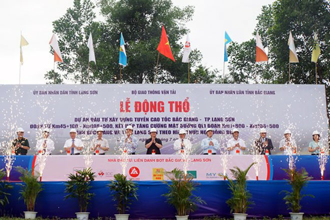 Lãnh đạo Đảng Nhà nước, Bộ GTVT và tỉnh Lạng Sơn, Bắc Giang nhấn nút khởi công Dự án.