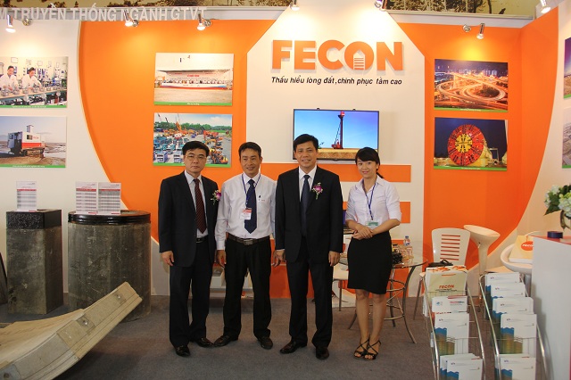 Thứ trưởng Bộ Giao thông vận tải Nguyễn Ngọc Đông ghé thăm gian hàng của FECON