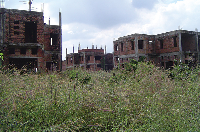 Hình ảnh những căn biệt thự bỏ hoang ở Nhơn Trạch sẽ giúp nhiều người tỉnh táo hơn khi lao theo các cơn sốt nóng mới trên thị trường địa ốc