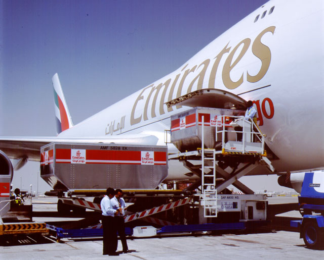 Nhân viên Emirates đang chất hàng hóa lên máy bay
