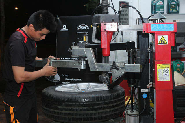 Trước khi bắt đầu hành trình, các kỹ thuật viên của Bridgestone đã thay và kiểm tra lốp