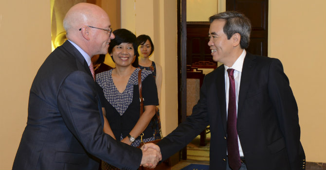 Thống đốc ngân hàng Nhà nước Nguyễn Văn Bình và ông Jonathan Dunn, Trưởng đại diện của IMF tại Việt Nam