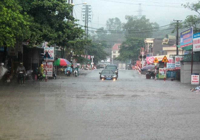 Mưa lớn gây lụt một số tuyến đường tại thành phố Hạ Long, Quảng Ninh. Ảnh: Văn Đức/TTXVN