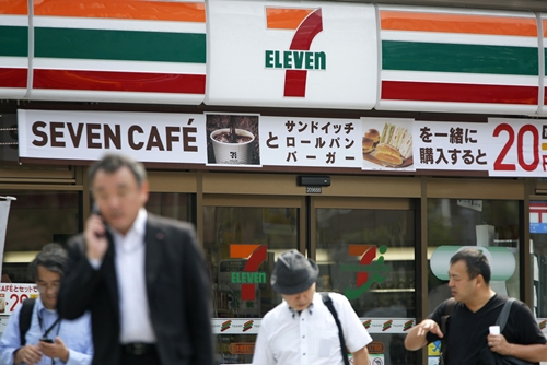  Một cửa hàng 7-Eleven tại Nhật Bản. Ảnh: Bloomberg
