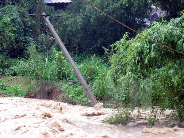 Đường cấp điện cho xã Thanh Hưng (huyện Điện Biên) không thể trụ vững do mưa lũ. Ảnh: Chu Quốc Hùng/TTXVN