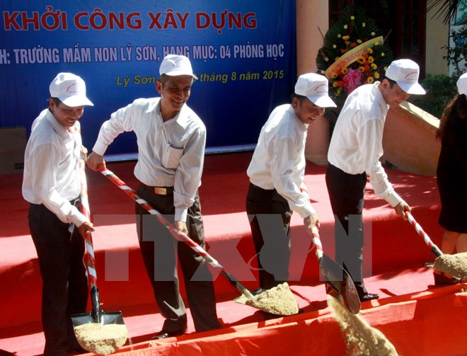 Chủ tịch Tổng Liên đoàn Lao động Việt Nam Đặng Ngọc Tùng và các đại biểu động thổ công trình. Ảnh: Phước Ngọc/TTXVN