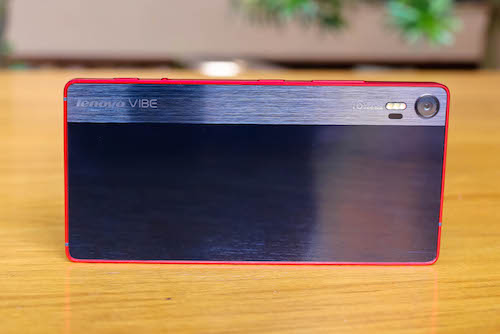  Vibe Shot của Lenovo có thiết kế mặt sau đẹp mắt giống như một máy ảnh thực thụ
