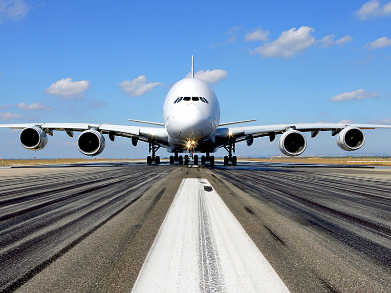 Siêu tàu bay Airbus A380-800 có tầm bay xa cực đại là 16.000 km. Ảnh: Airbus