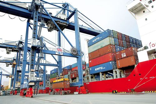  Bốc dỡ hàng hóa tại cảng Cát Lái - TP.HCM. Ảnh minh họa. Nguồn: Internet
