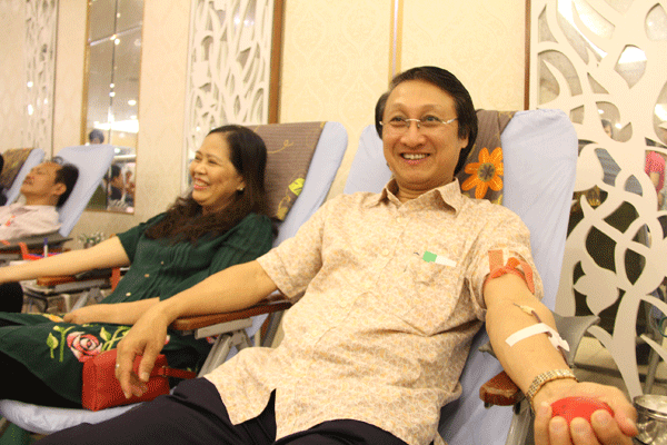 Ông Nguyễn Hữu Thắng tham gia hiến máu, đây là lần thứ 3 ông tham gia chương trình dù rất bận rộn ở cương vị Chủ tịch HĐTV Tổng công ty. Ảnh: Vương Tuấn (nihbt.org.vn)
