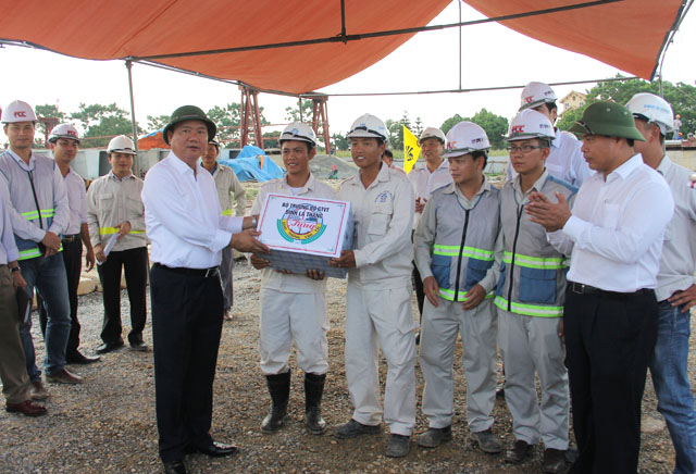 Bộ trưởng Đinh La Thăng tặng quà cho công nhân các đơn vị thi công tại Dự án QL1 đoạn tránh Phủ Lý