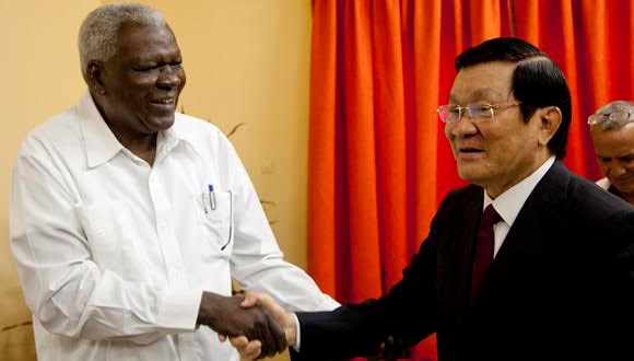 Chủ tịch nước Trương Tấn Sang (phải) và chủ tịch Quốc hội Cuba Lazo. Ảnh: Cubadebate