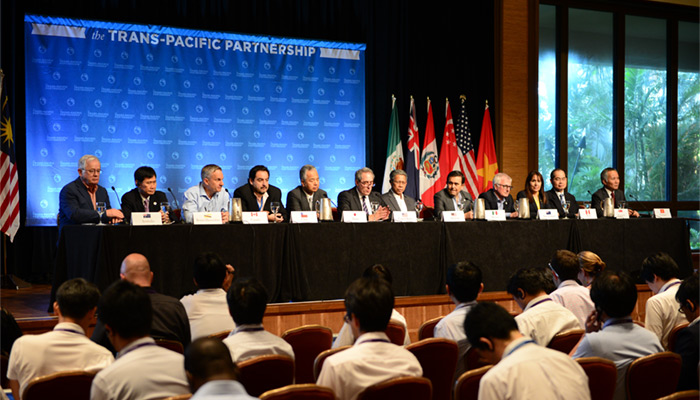 Các Bộ trưởng 12 nước tham gia đàm phán TPP tại cuộc họp báo sau vòng đàm phán ở Maui, Hawaii ngày 31/7