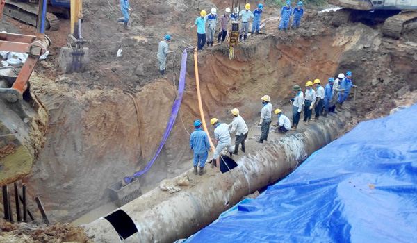 Lực lượng chức năng khắc phục sự cố vỡ đường ống dẫn nước sông Đà ngày 26/9/2015
