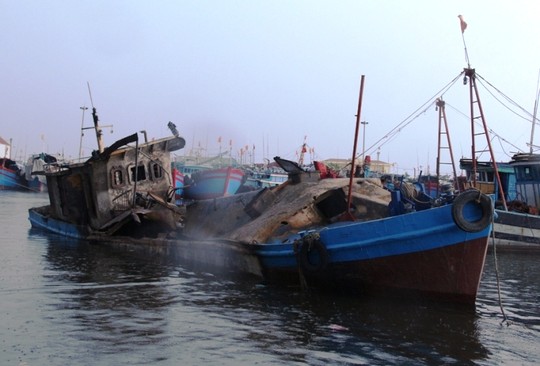   Chiếc tàu chở dầu phát nổ trên cảng cá Lạch Bạng - Thanh Hóa ngày 23/8/2014. Ảnh mang tính chất minh họa. Nguồn: www.nld.com.vn: 