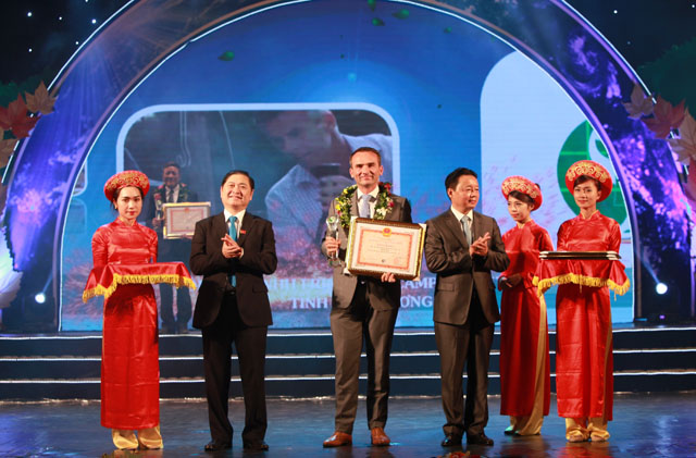 Ông Arnoud Van Den Berg, Tổng Giám đốc FrieslandCampina Việt Nam nhận bằng khen của Bộ Tài nguyên và Môi trường trao tặng