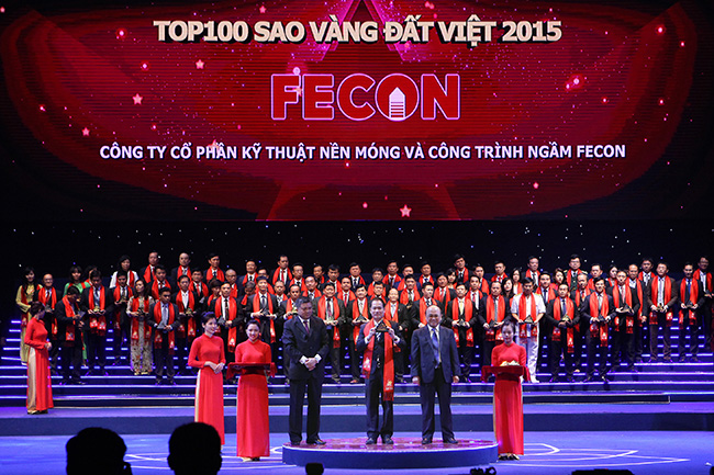 Ông Trần Trọng Thắng, Tổng Giám đốc FECON thay mặt công ty nhận danh hiệu TOP 100 Giải thưởng  Sao Vàng đất Việt năm 2015. Ảnh: Chí Cường