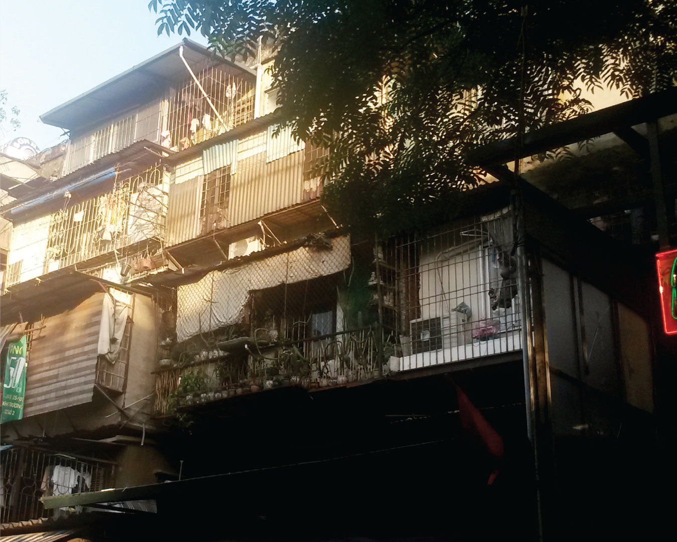 Kế hoạch cải tạo các chung cư cũ của Hà Nội gần như “giậm chân tại chỗ” sau hơn 10 năm triển khai do gặp nhiều vướng mắc. Ảnh: Trọng Tuyến