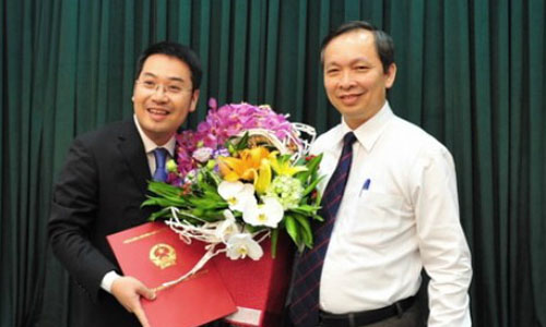  Phó thống đốc Đào MinhTú trao quyết định bổ nhiệm cho ông Nguyễn Tuấn Anh (bên trái).