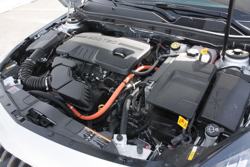 Khoang động cơ của một chiếc Buick Regal - một trong những mẫu xe dính lỗi vừa được GM công bố