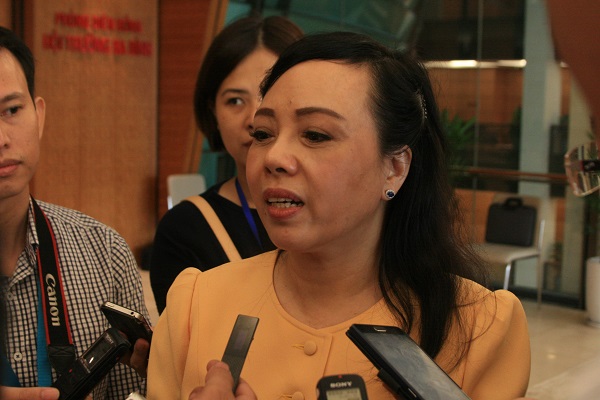 Bộ trưởng Bộ Y tế Nguyễn Thị Kim Tiến trả lời phỏng vấn của báo chí bên lề Quốc hội. Ảnh: Xuân Hải