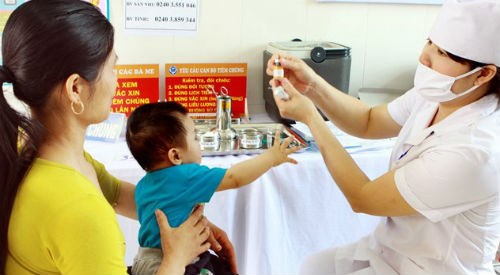 Nhiều bà mẹ sẵn sàng chi tiền, xuất ngoại tiêm vắc xin