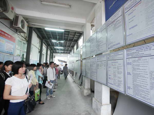 Người lao động tìm hiểu thông tin việc làm tại Trung tâm việc làm Hà Nội. Ảnh minh họa. Nguồn: TTXVN