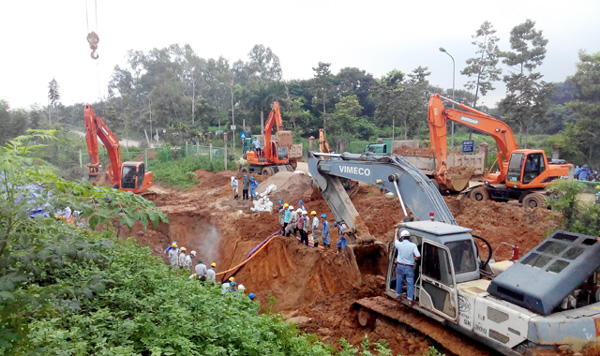 Lực lượng chức năng đang khắc phục sự cố đường ống sông Đà về Hà Nội .Ảnh minh hoạ. Nguồn: Internet