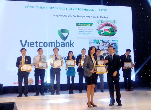 Đại diện VCLI nhận giải từ Ban tổ chức