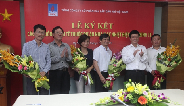 Ông Bùi Ngọc Thắng, Chủ tịch HĐQT PVX tặng hoa chúc mừng các nhà thầu