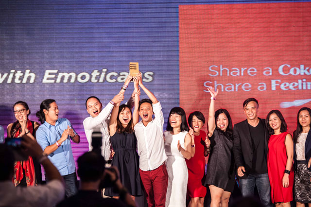Đại diện Coca-Cola Việt Nam vui mừng nhận giải từ MMA