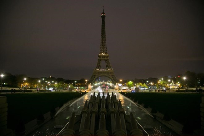 Tháp Eiffel tắt đèn để tưởng nhớ hơn 120 nạn nhân trong vụ khủng bố ở Paris. Nguồn: Time