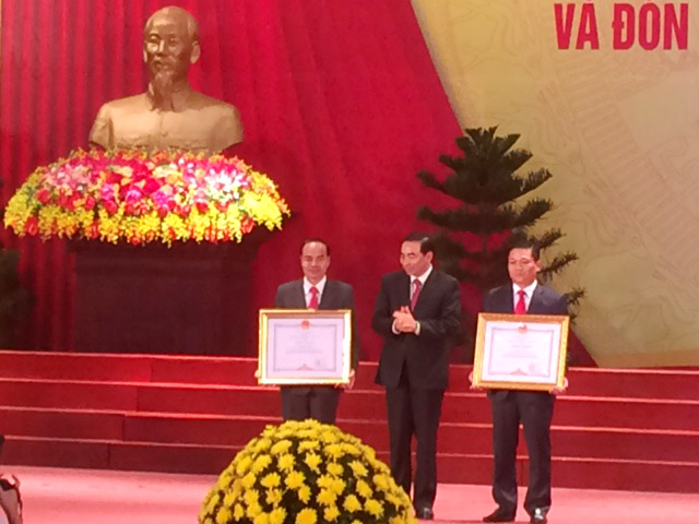 Thừa ủy quyền của Thủ tướng Chính Phủ, Chủ tịch UBND tỉnh Ninh Bình Đinh Văn Điến trao Băng khen của Chính phủ cho 2 cán bộ Sở Kế hoạch và Đầu tư tỉnh Ninh Bình