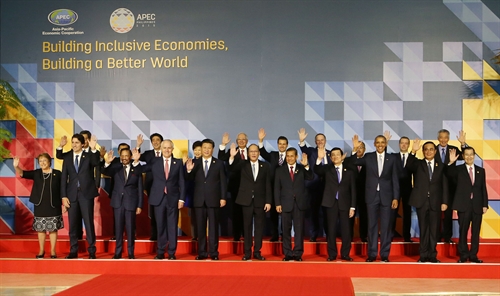 Chủ tịch nước Trương Tấn Sang chụp ảnh chung với lãnh đạo các nền kinh tế APEC tại Lễ khai mạc APEC 23. Ảnh: Nguyễn Khang/TTXVN